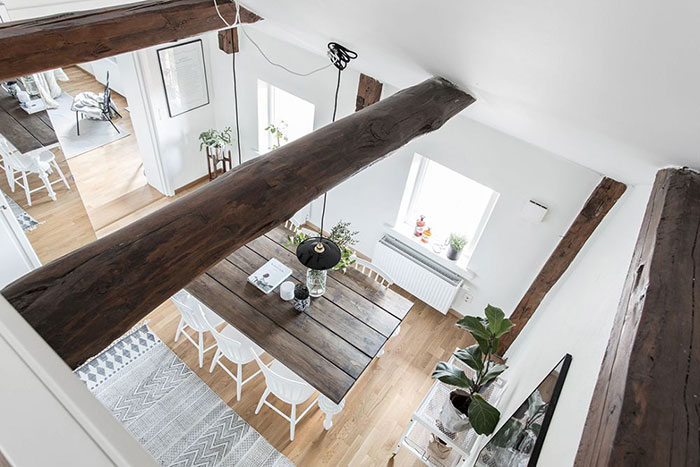 خانه مدرن و خلاقانه با تیرک های چوبی از آثار به جا مانده از خانه قدیمی در سوئد