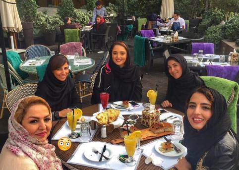عکس نرگس محمدی به همراه مادر و خواهرش در رستوران