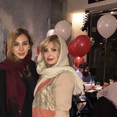 نیوشا ضیغمی در کنار خواهرش