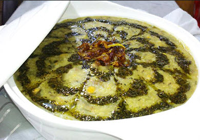 پخت آش سبزی شیرازی یکی از آش های معروف ایرانی