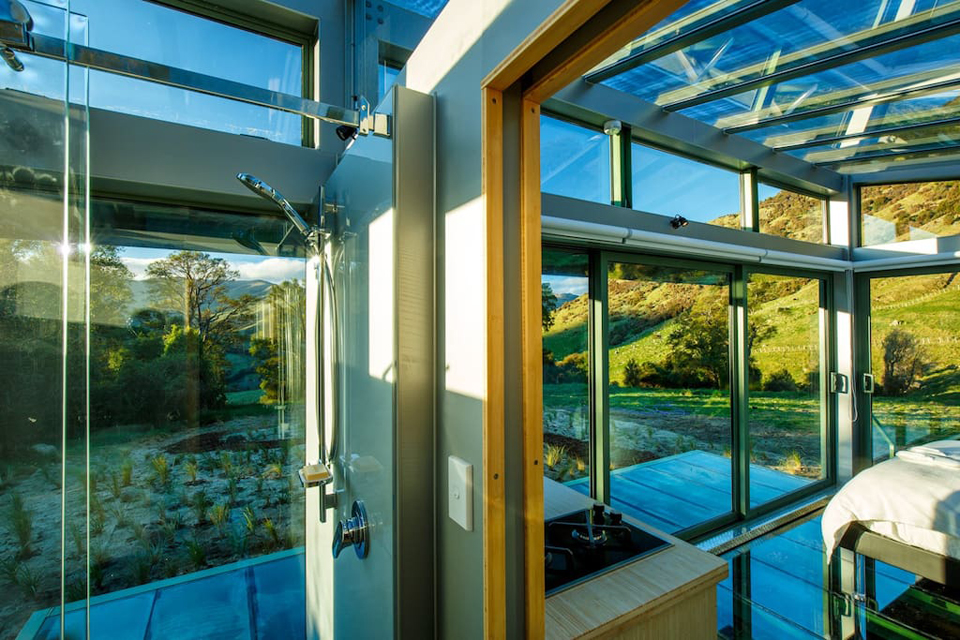 خانه زیبا و مجهز شیشه ای در دل طبیعت در نیوزیلند