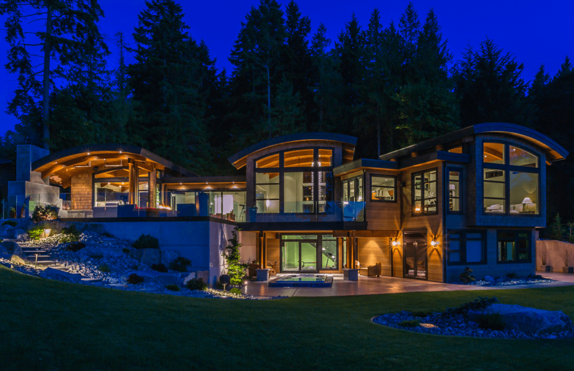 خانه هلالی شکل زیبا با دکوراسیون مدرن و خیره کننده در کانادا
