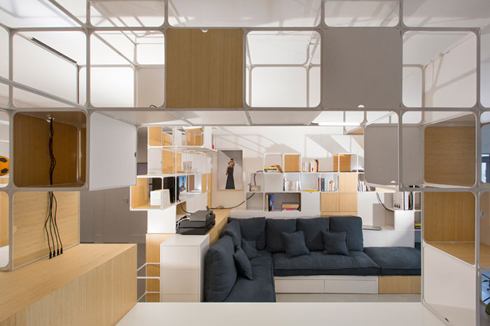 آپارتمان مدرن با دکوراسیونی از قاب های شبکه ای چندکاره در پاریس