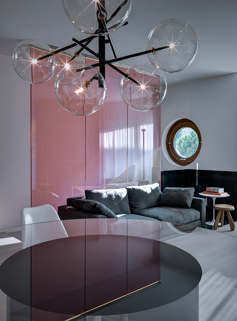 استخر زیرزمینی شیشه ای در آپارتمان مدرن دوبلکس در ایتالیا 