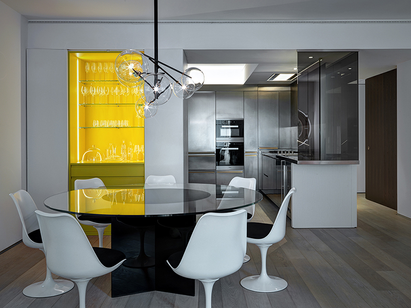 استخر زیرزمینی شیشه ای در آپارتمان مدرن دوبلکس در ایتالیا 