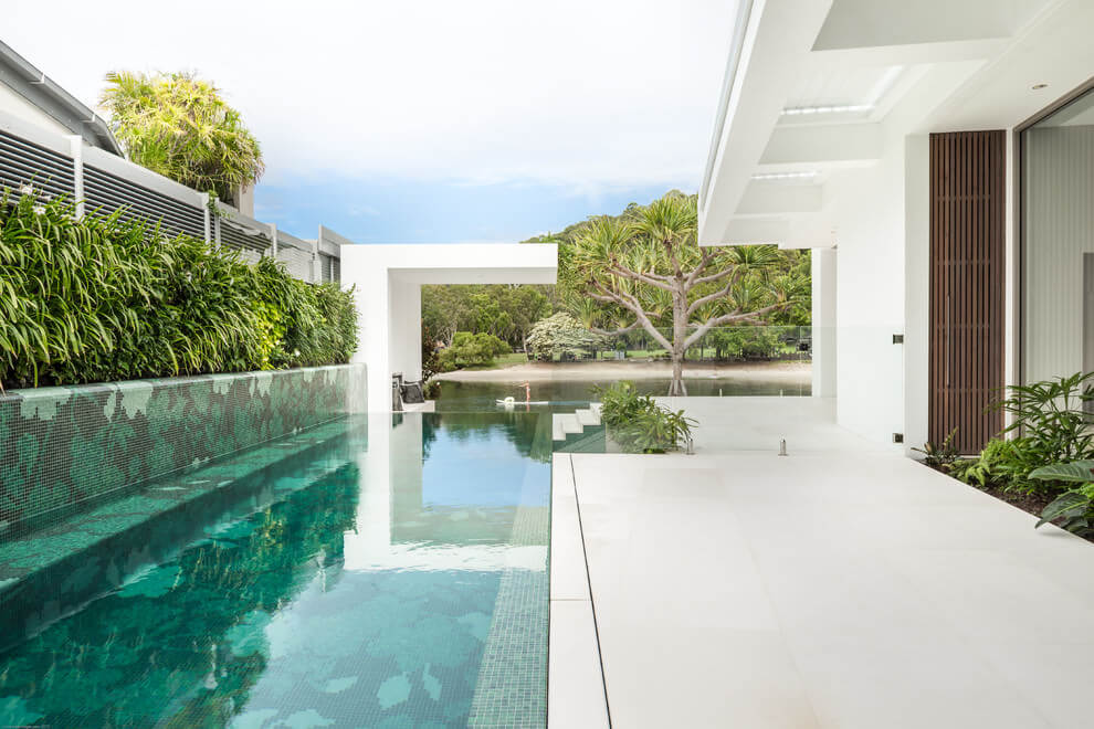 خانه جعبه ای سفید رنگ با دکوراسیون چوبی در استرالیا