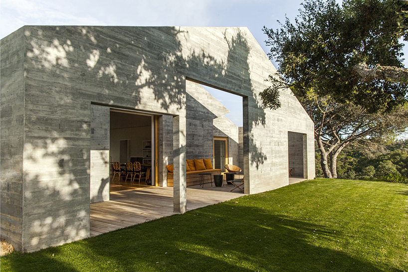 خانه ای زیبا با دکوراسیون بامبو در و فضای داخلی سفید رنگ