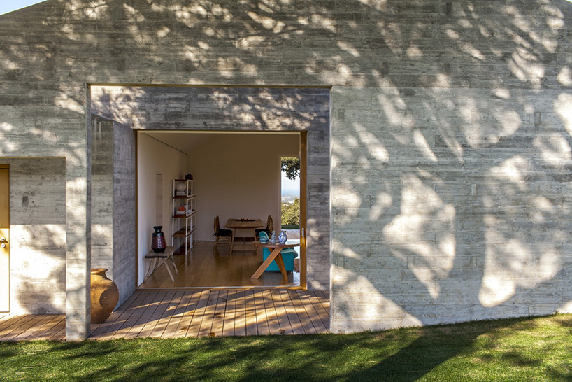 خانه ای زیبا با دکوراسیون بامبو در و فضای داخلی سفید رنگ