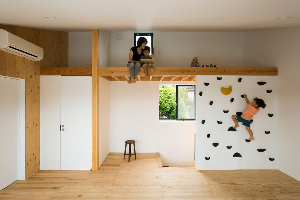 خانه مینیمالیستی مدرن و ساده مجهز به دیواری برای صخره نوردی
