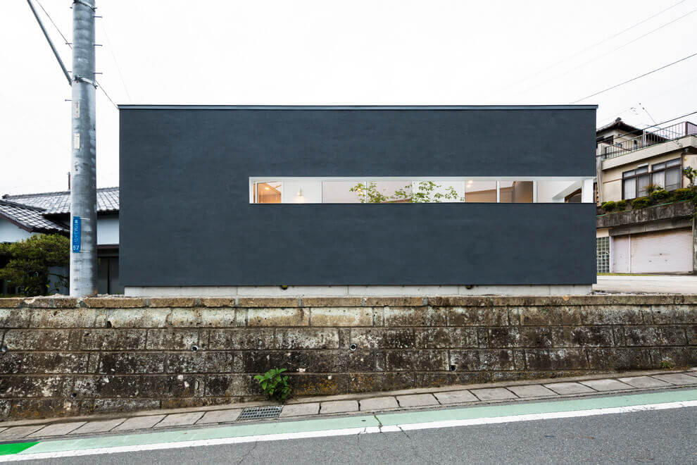 خانه مینیمالیستی مدرن و ساده مجهز به دیواری برای صخره نوردی