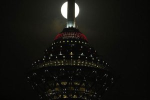عکس های خیره کننده ماه کامل و برج میلاد