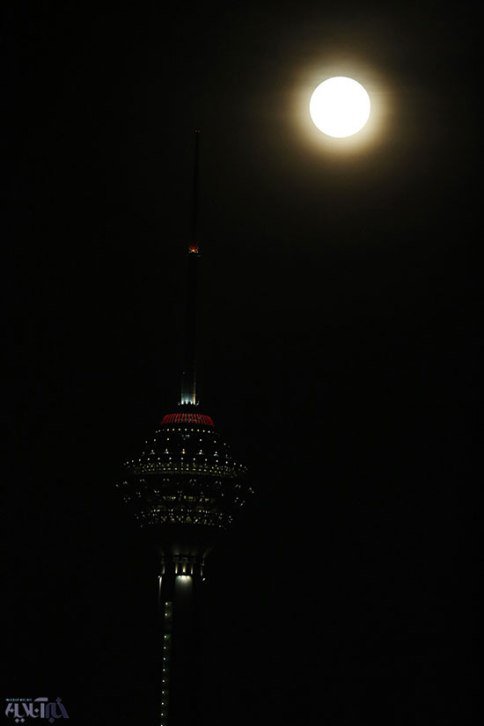عکس های خیره کننده ماه کامل و برج میلاد