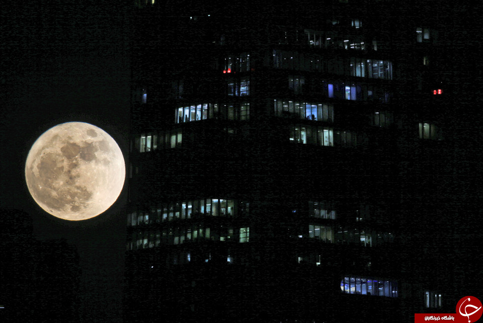 ابر ماه در امارات