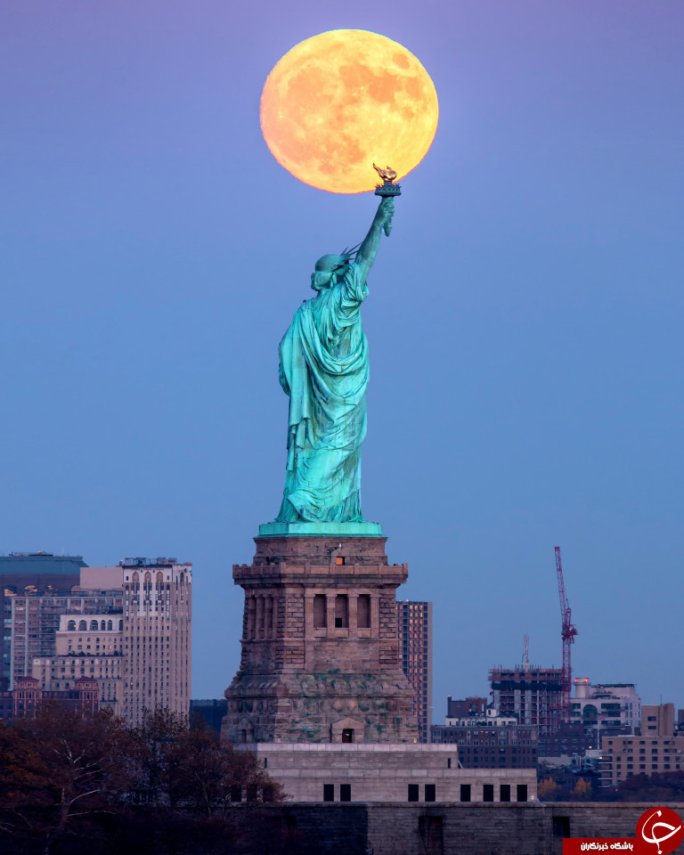 ابر ماه در مجسمه آزادی، نیویورک