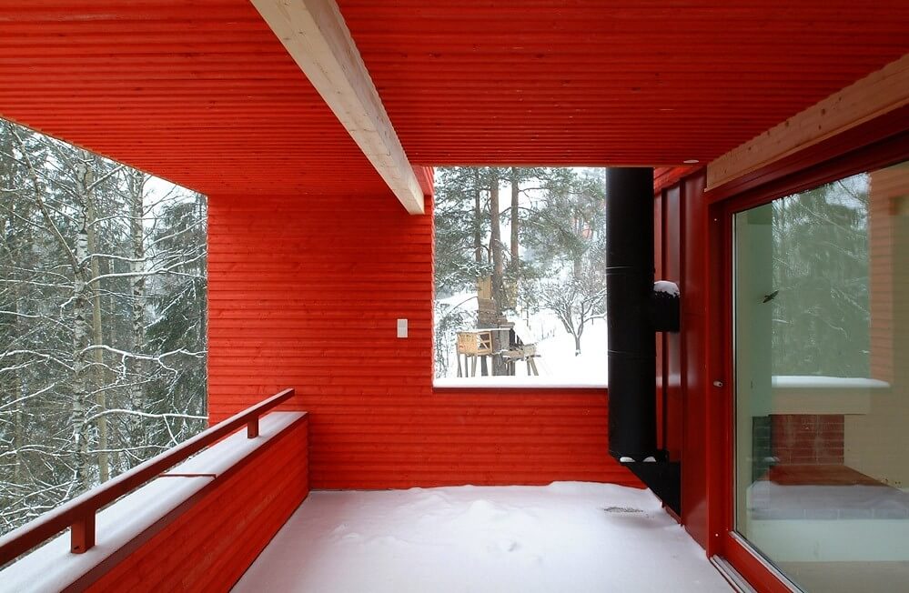 خانه قرمز با چشم انداز رو به جنگل