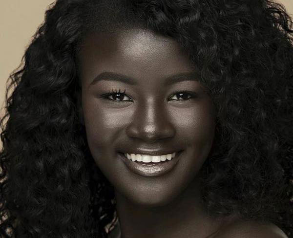 دختر سیاهپوست با زیبایی خیره کننده