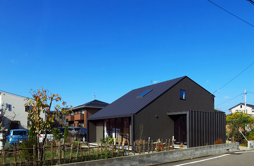 خانه مقاوم در برابر طوفان در ژاپن با نمای فولادی