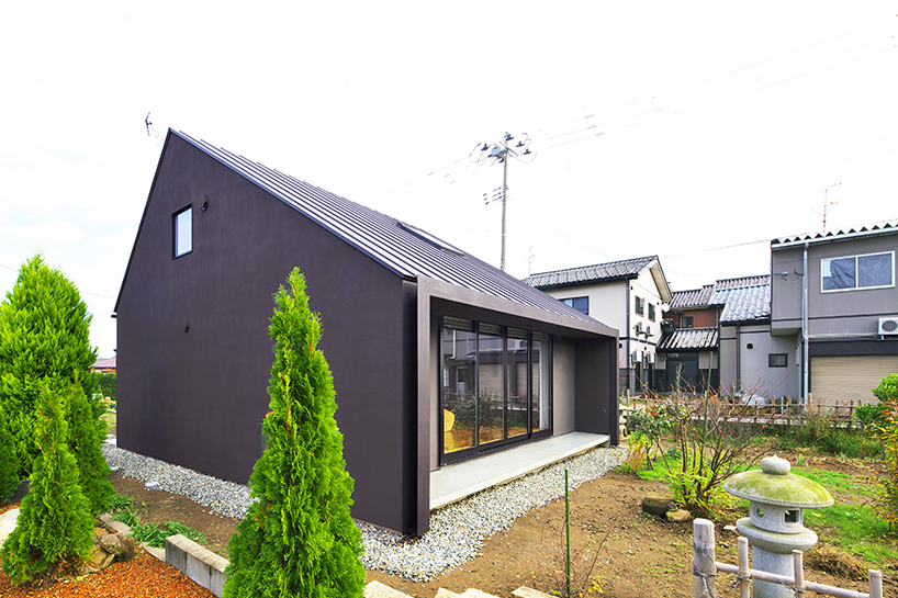 خانه مقاوم در برابر طوفان در ژاپن با نمای فولادی