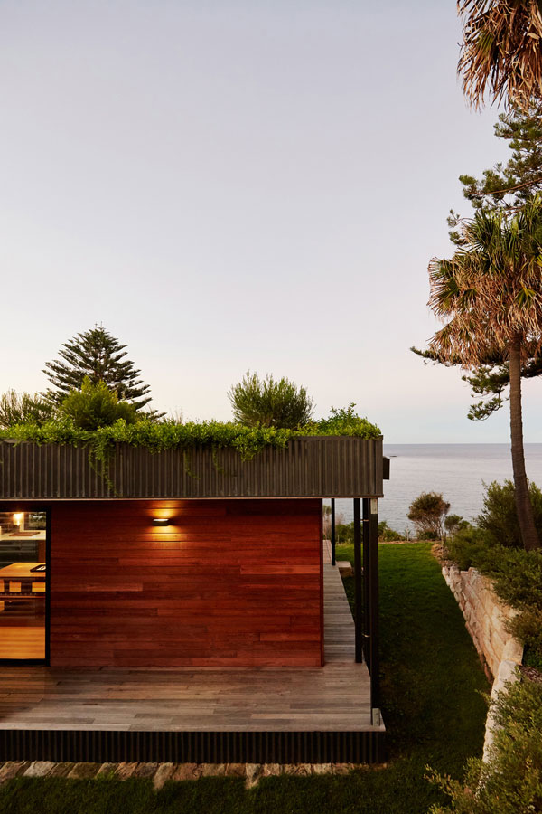خانه فوق العاده زیبا با چشم انداز دریا و باغی روی سقف آن
