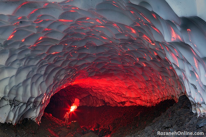 غار یخ در نزدیکی آتشفشان موتنوفسکی، روسیه