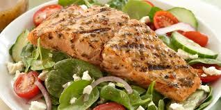 طرز تهیه غذای رژیمی سالاد یونانی با ماهی ساردین