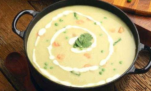 درست کردن سوپ جو با سس شیر و تزیین آن با هویج و جعفری