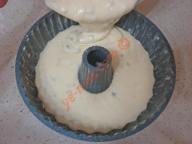 آموزش تصویری کیک گردویی با شکلات دانه ای