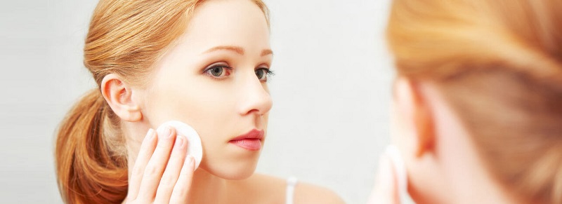 اهمیت استفاده از پاک کننده آرایشی