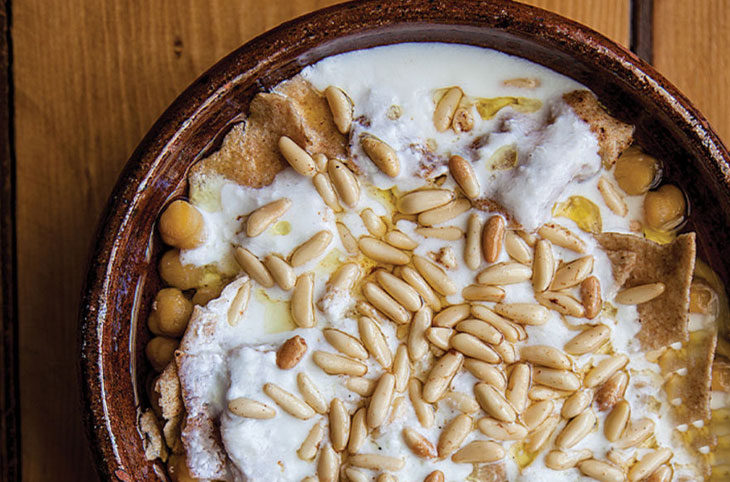 چگونه خوراک نخود لبنانی با نان پیتا درست کنیم؟