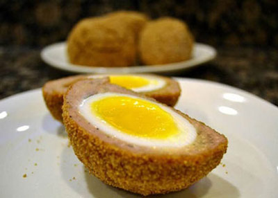 درست کردن کوفته تخم مرغ و سوسیس همراه با آرد نخودچی
