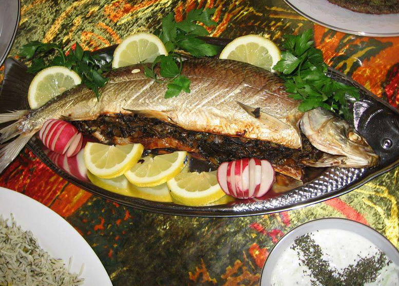 طرز تهیه ماهی قزل آلا شکم پر با تمر هندی و گشنیز