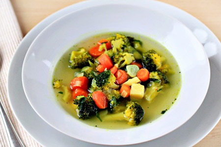 تهیه سوپ سبزیجات بهمراه استفاده از رشته سوپ