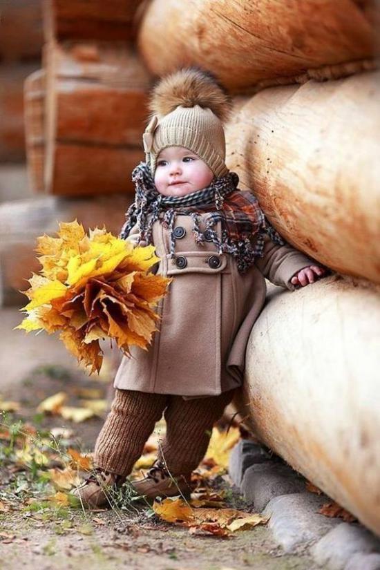 عکس دختر بچه با برگ پاییزی