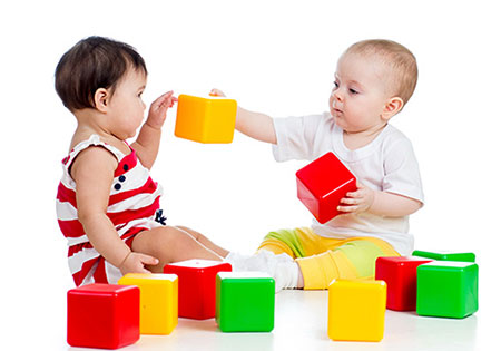 بازی کودکان نوپا از 12 تا 15 ماهگی همراه با تاثیرات این بازی ها