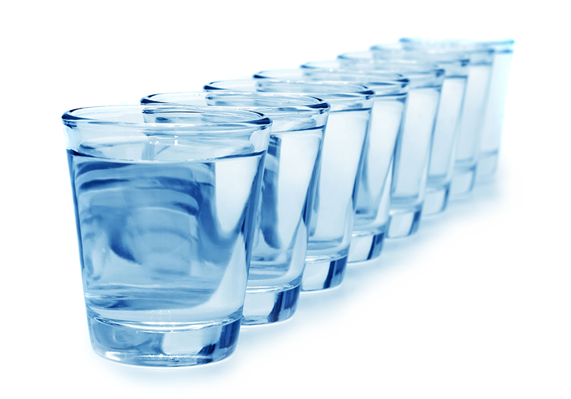 مضرات مصرف 8 لیوان آب در شبانه روز