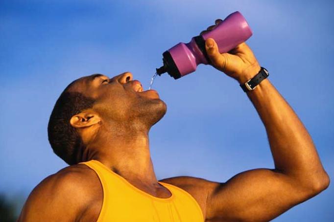 اثرات نوشیدن آب بر بدن ورزشکاران
