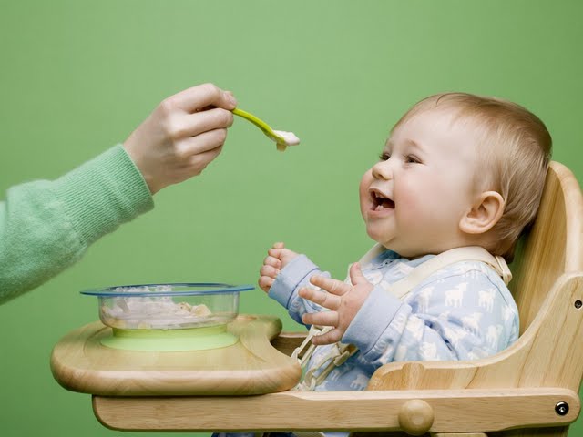 دانستنی هایی در مورد غذای کمکی نوزادان از 6 ماهگی به بعد